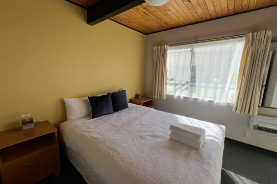 Lake View 2-Bedroom Apartment bedroom