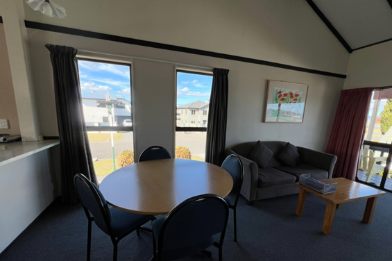 Mountain View 2-Bedroom Apartment lounge