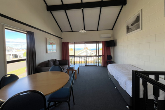 Mountain View 2-Bedroom Apartment lounge 2